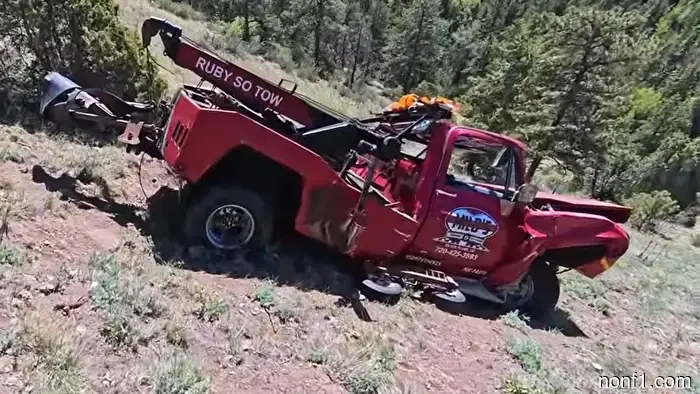 Camión de remolque Chevy vintage que estuvo atascado en una montaña durante un año finalmente es sacado.