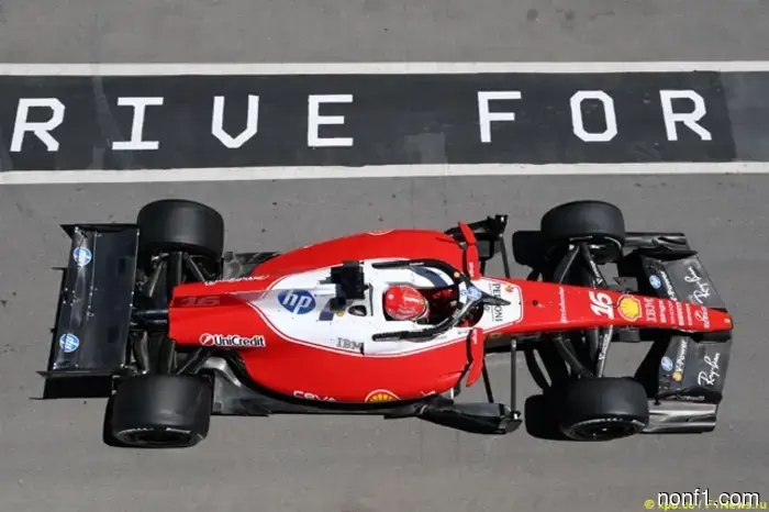 Charles Leclerc excedió la velocidad en el pit lane.