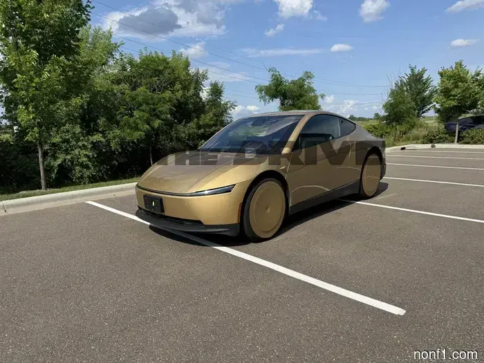 Два Tesla Cybercab только что приземлились в Миннеаполисе. Никто не знает, почему.
