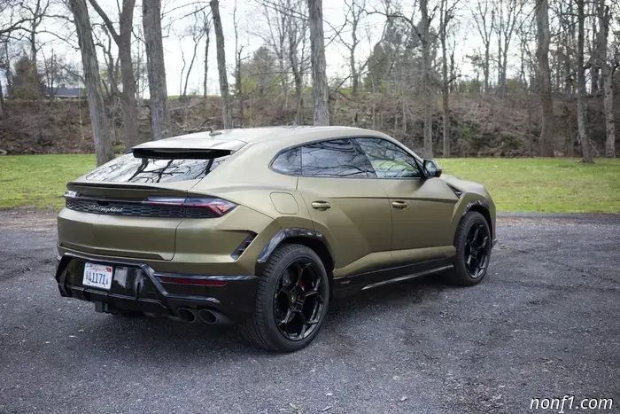 Обзор Lamborghini Urus SE 2025 года выпуска: Невероятно глупый супер-внедорожник
