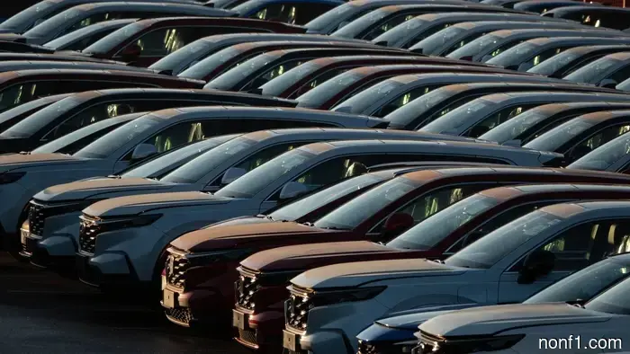 Los concesionarios están pidiendo más por los coches nuevos que nunca, y los sedanes han aumentado más.