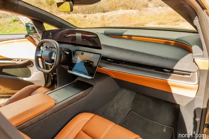 Piano black plastic is a disaster, and car manufacturers have been aware of this from the very beginning.