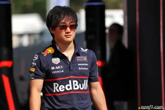 Yuki Tsunoda starts from the pit lane in Barcelona