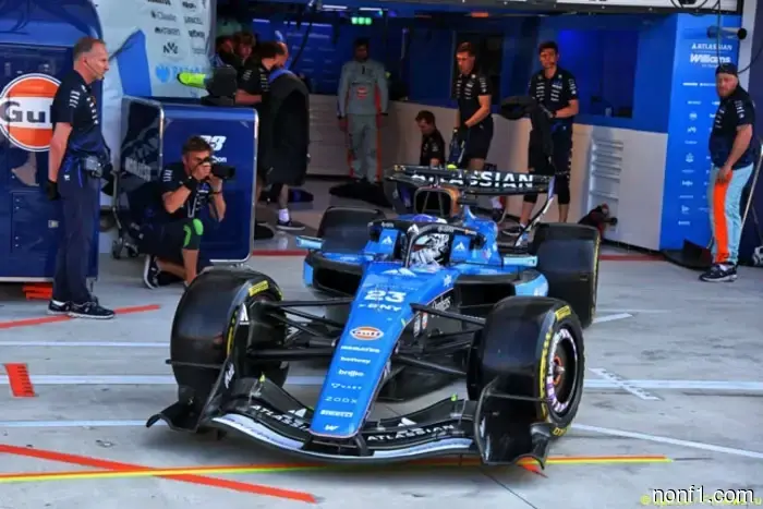 Alex Albon ha sido multado y ha perdido posiciones en el protocolo.