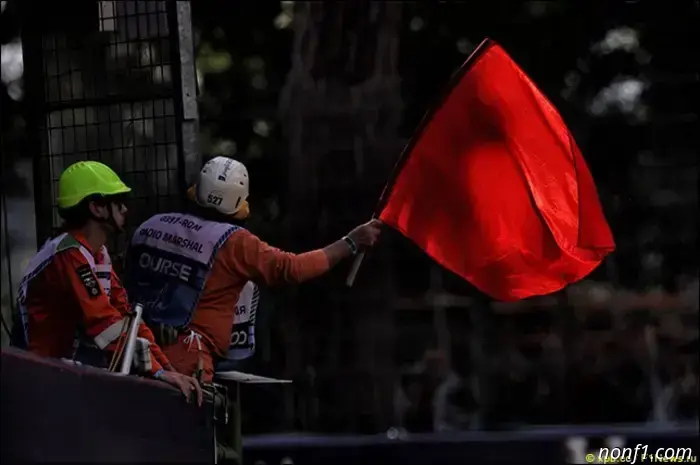 La FIA aclaró la regla de las banderas rojas.