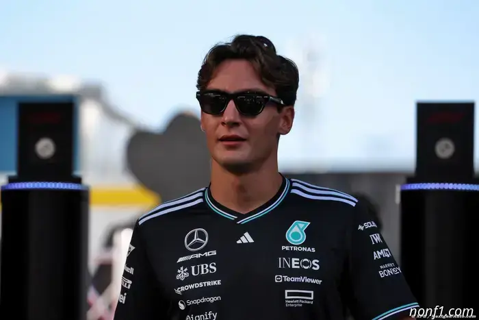 Sainz observa el asiento de Mercedes tras confirmarse el acuerdo con Russell