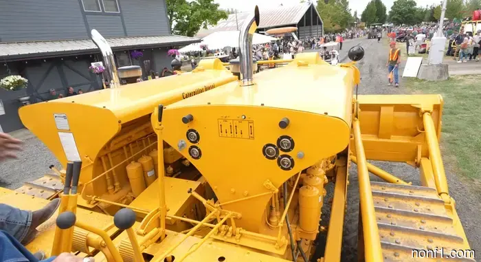 Bulldozer CAT de doble ancho con motores diésel 'siameses' es obra de coleccionistas dedicados