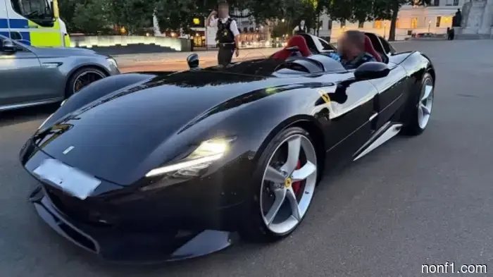 Un raro Ferrari, como el de Verstappen, fue atrapado por la policía de Londres.