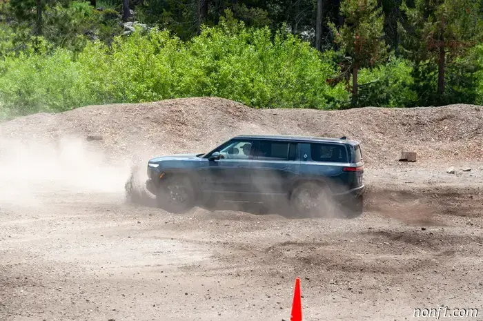 Kick turn Rivian поднимает 360-градусный танковый разворот на совершенно новый уровень: действительно полезный