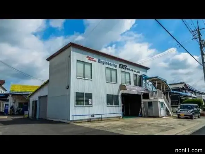 Por favor, disfruta de esta tienda de carreras japonesa construyendo un motor.