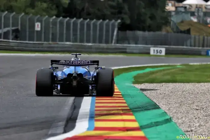 Alex Albon has no plans to leave Williams.