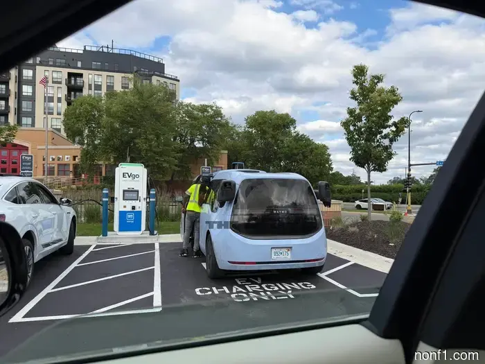 Два Tesla Cybercab только что приземлились в Миннеаполисе. Никто не знает, почему.