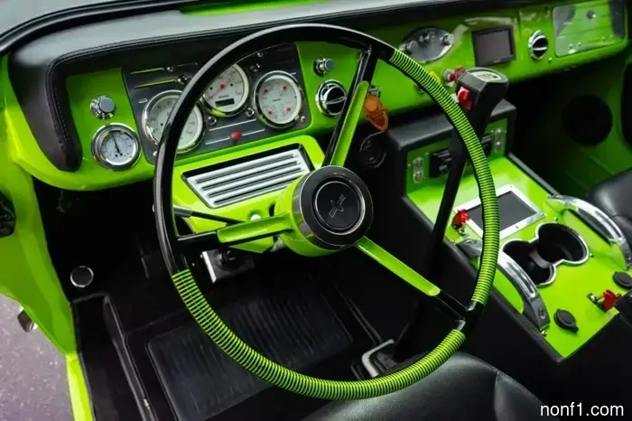 Alguien convirtió una vieja furgoneta Ford en un mini semi y es fantástico.