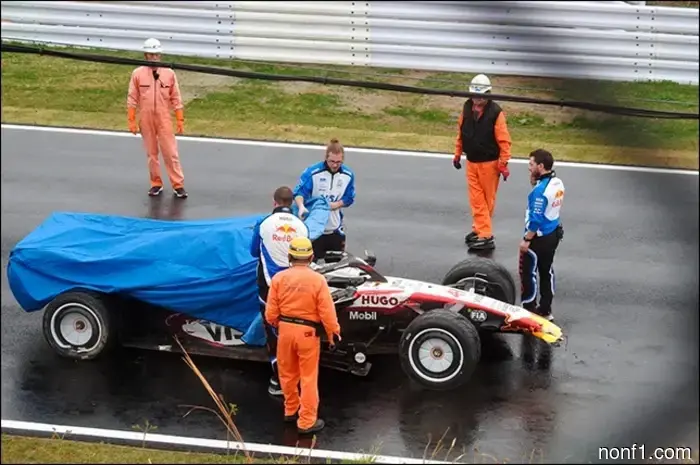 Arvid Lindblad crashed the car during the Pirelli tests.