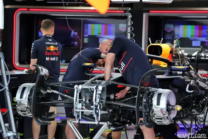 Red Bull отрицает связь с Палоу по мере накаливания борьбы за сезон 2026 года