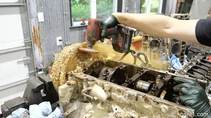 Вот что четыре года в реке делают с GM 6.2L V8