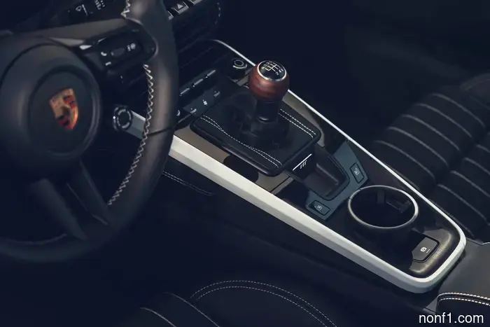 Оценка: Porsche 911 Carrera S 2027 года возвращает механическую трансмиссию