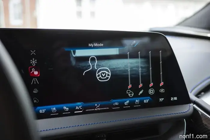 El Corvette E-Ray es uno de los últimos coches que debería tener auto-paro/inicio, y sin embargo