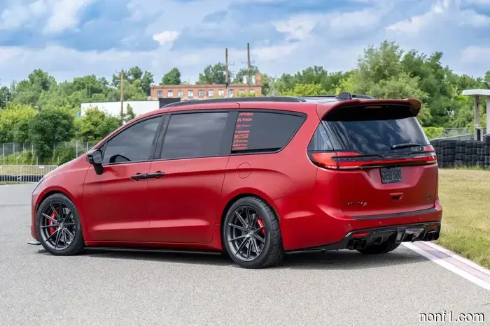 Генеральный директор Chrysler намекает на заводскую версию Pacifica с заниженной подвеской: «Следите за новостями»