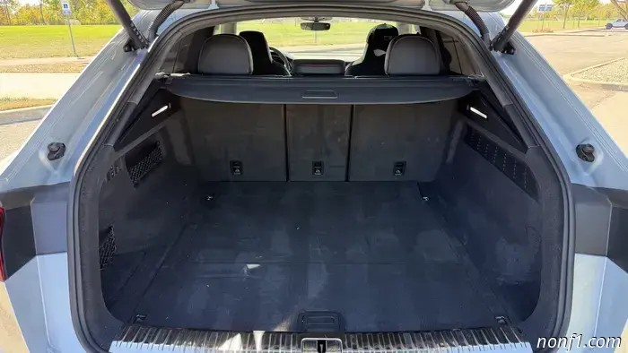 2025 Audi RSQ8 Advantages and Disadvantages Review: The Ideal Balance of Function and Aesthetics