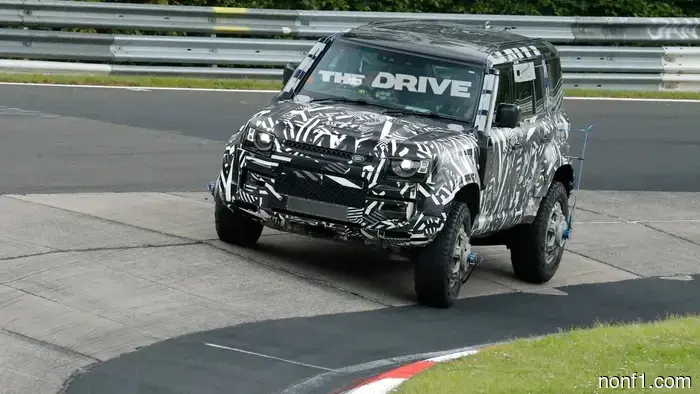 Nuevo Land Rover Defender Extreme Avistado Absolutamente Volando en el Nurburgring