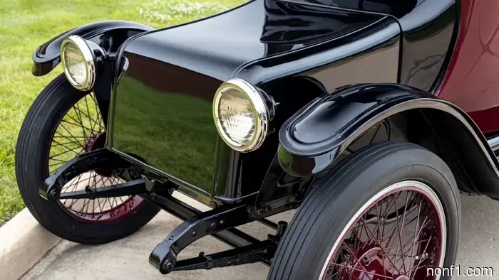 This 1918 Detroit Electric is equipped with contemporary batteries, and it functions properly.