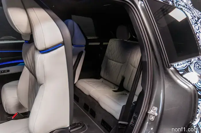 El Audi Q9 Flagship 2027 tiene portavasos lo suficientemente grandes para un Stanley y un sistema de sonido que vibra tu asiento.