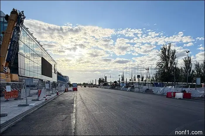 The final layer of asphalt has begun to be laid in Madrid.