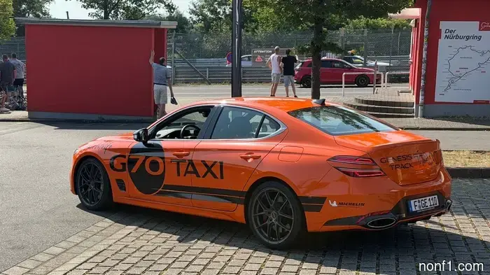 El Genesis G70 se siente tan en casa en el Nurburgring como cualquier otro sedán deportivo.