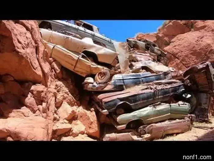 Cómo docenas de coches clásicos terminaron apilados como leña en un cañón de Utah