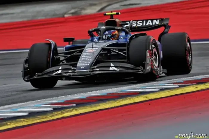 Sainz: Con los neumáticos blandos, el coche pierde agarre en la pista.