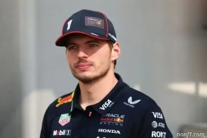 «Eso me sale de forma automática»

Max Verstappen ha admitido que seguía jugando juegos psicológicos durante la lucha por el título de 2025 con McLaren, a pesar de haber insistido antes que ya no los necesitaba.  
En octubre, el tetracampeón mundial restó importancia a cualquier insinuación de tácticas mentales contra Lando Norris y Oscar Piastri, contrastando la temporada con su duro duelo de 2021 contra Lewis Hamilton.  
«Entonces, ese era el tipo de juego que jugaba. ¿Lo volveré a hacer? No lo necesito», dijo Verstappen en ese momento.  
«En aquel entonces, nunca había ganado un título mundial. Ahora tengo algunos, y ellos no. En esta etapa, naturalmente estás más nervioso si aún no te has convertido en campeón del mundo que si ya tienes esos títulos».  

Sin embargo, hablando con Viaplay con el campeonato ya decidido, Verstappen reconoció que los juegos mentales nunca acabaron realmente.  
El entrevistador señaló la afirmación contundente de Verstappen de que habría asegurado el título meses antes si hubiera estado conduciendo un McLaren, admitiendo que fue una provocación deliberada.  
«Eso me sale de forma automática», sonrió Verstappen cuando le preguntaron al respecto. «Lo hago también un poco por diversión. Son solo cosas que dices, porque sabes que se están escribiendo por todas partes.  
Me da igual si lo digo o no. A veces me gusta, porque entonces obtienes una reacción en contra. Eso también forma parte de ello».

Red Bull