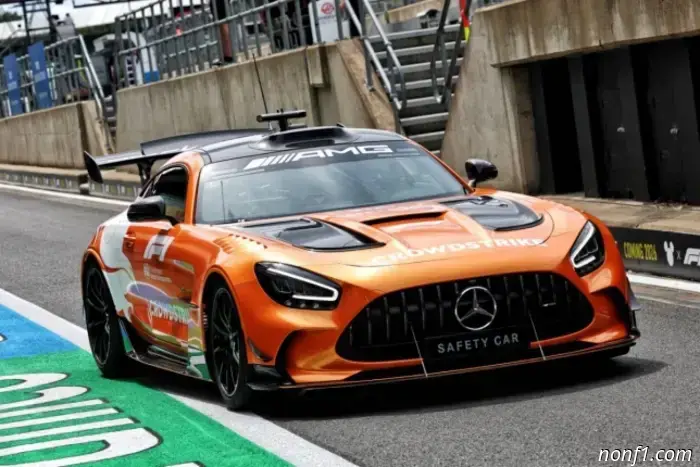 El coche de seguridad naranja es un tributo a la historia.