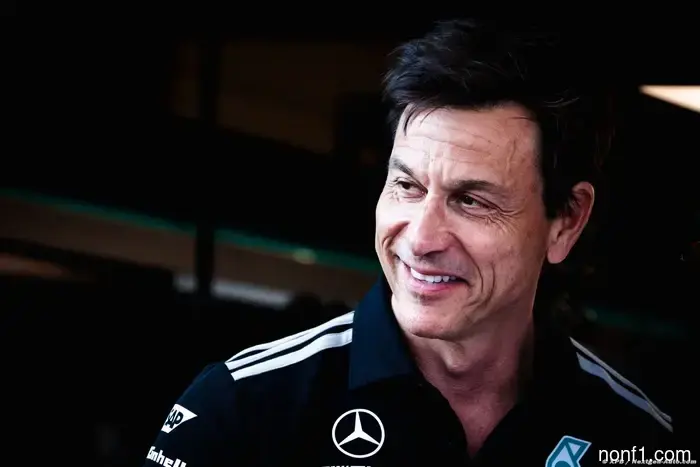 Wolff: It would be 'unfair' to remove Russell from Mercedes.