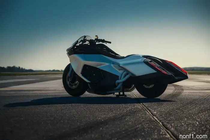 Los tubos de escape radicales del concepto Vision K18 de BMW parecen propulsores de nave estelar.