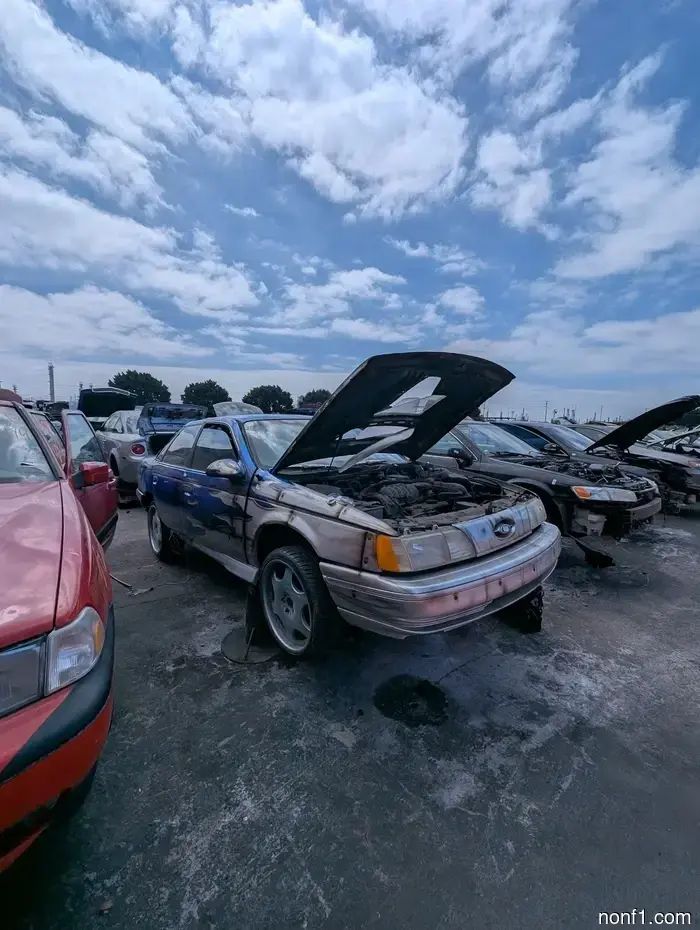 ‘Pimp My Ride’ Ford Taurus acaba de llegar a un desguace Pick-Your-Part en California