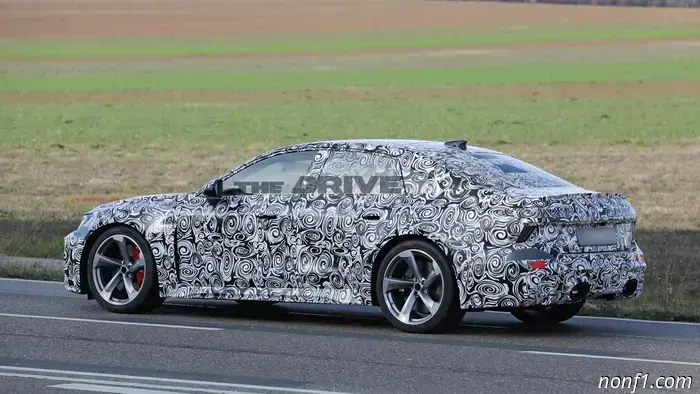 Nuevas fotos espía de prototipos confirman que el sedán Audi RS6 volverá en 2027.