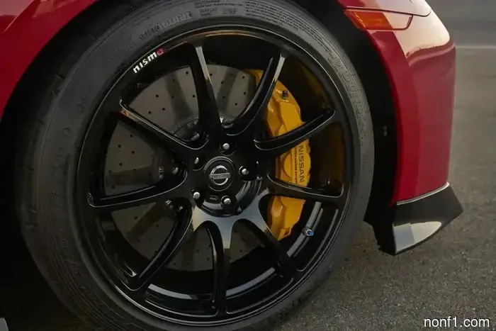 Hay toda una jerarquía de coches de alto rendimiento codificada detrás de los colores de los calipers de freno.