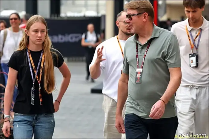 Мика Хаккинен удовлетворён стартом карьеры своей дочери.