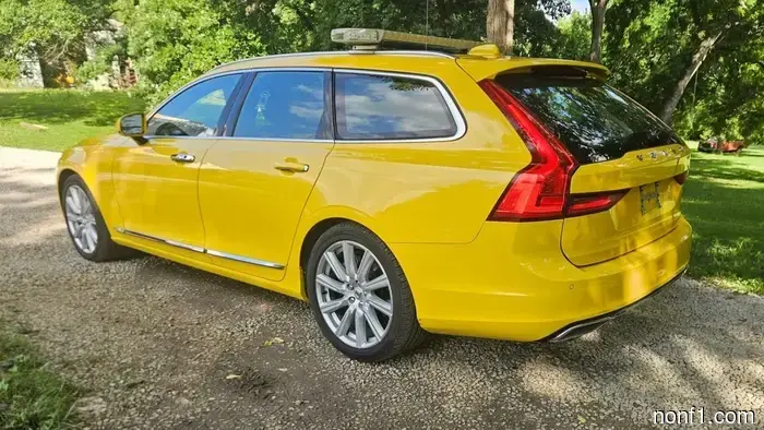 La característica más extraña de este Volvo V90 no es la pintura. Está en el maletero.