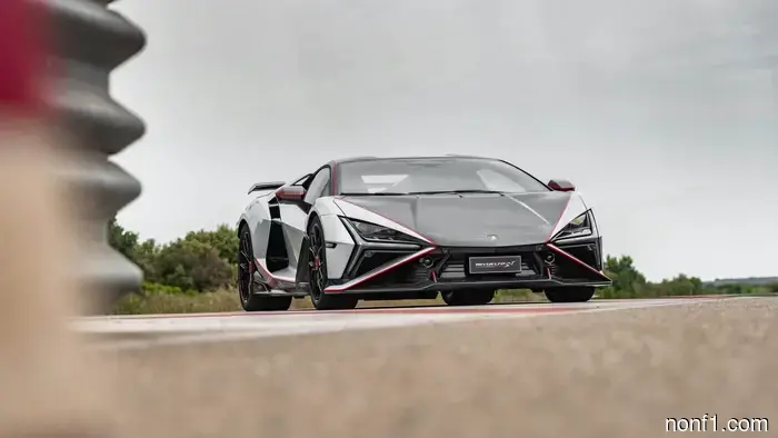 El CMO de Lamborghini dice que la emoción no es solo sonido, es la sensación de control.