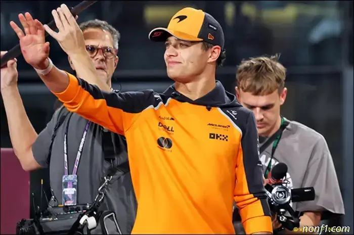 Oscar Piastri parte desde la pole y apunta a la victoria, que podría ayudarle en la lucha por el título…

Oscar Piastri: «Estoy de buen humor. El fin de semana está yendo muy bien, y la pole es la mejor posición para empezar. Espero que tengamos una buena tarde y que la carrera sea interesante. Veremos qué ocurre, teniendo en cuenta las limitaciones en la distancia que se puede recorrer con un solo juego de neumáticos.
Estoy bastante optimista, porque salir desde la pole me da las mejores opciones, pero es importante hacer una buena salida. Si mantengo el liderato, tendré buenas posibilidades, pero hoy puede pasar de todo».