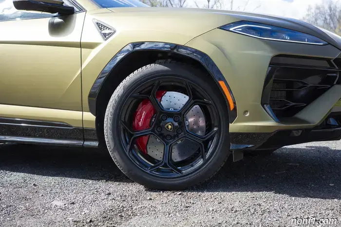 Обзор Lamborghini Urus SE 2025 года выпуска: Невероятно глупый супер-внедорожник