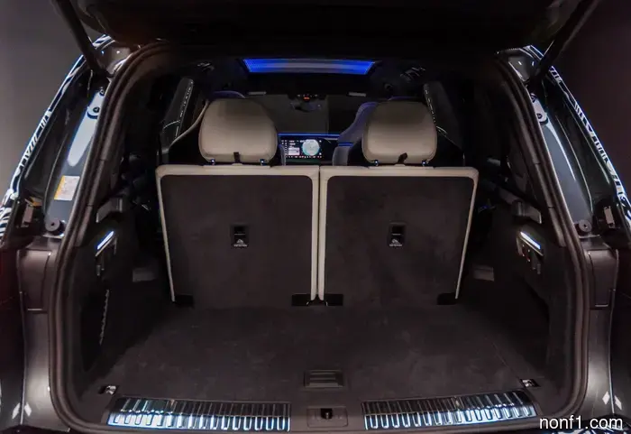 El Audi Q9 Flagship 2027 tiene portavasos lo suficientemente grandes para un Stanley y un sistema de sonido que vibra tu asiento.