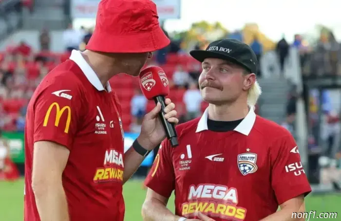 Valtteri Bottas salió al campo de fútbol en Adelaida.