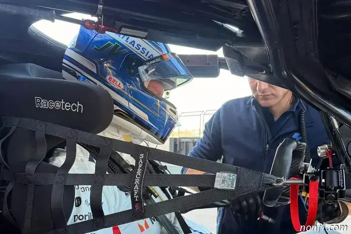 El jefe de Williams, Vowles, se pone al volante en una prueba de GT3