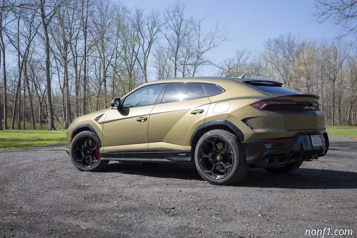 Обзор Lamborghini Urus SE 2025 года выпуска: Невероятно глупый супер-внедорожник