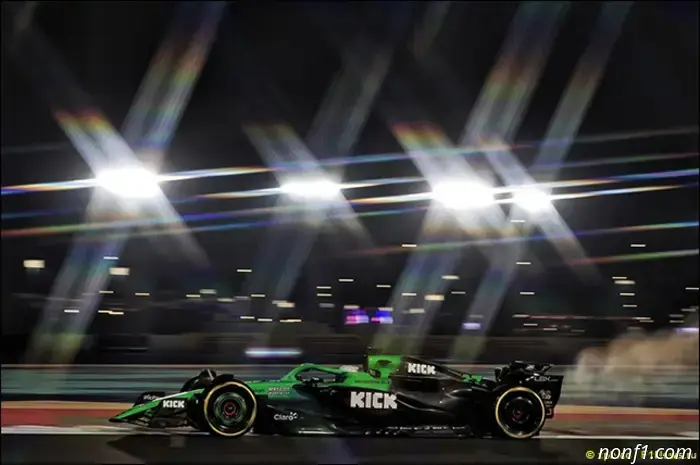 Немецкое издание Bild сообщило о задержании бывшего гонщика Формулы 1 Адриана Сутила. Официальной информации пока нет, однако, согласно данным издания, Сутил был арестован в рамках международной операции по обвинению в мошенничестве и хищении. Ожидается, что в ходе дальнейшего расследования появится больше сведений о деталях ареста и предъявленных обвинениях. 

Адриан Сутил участвовал в Формуле 1 с 2007 по 2014 год, представляя команды Spyker, Force India и Sauber. За свою карьеру он набрал 124 очка, а его лучший результат — четвёртое место на Гран-при Италии в 2009 году. 

Это не первая неприятность с законом для Сутила. В 2011 году он стал участником драки в одном из ночных клубов Шанхая, где ранил руководителя команды Lotus Эрика Люкса бокалом из-под шампанского. В итоге Сутил был признан виновным в причинении тяжких телесных повреждений и получил 18 месяцев условного срока и штраф.