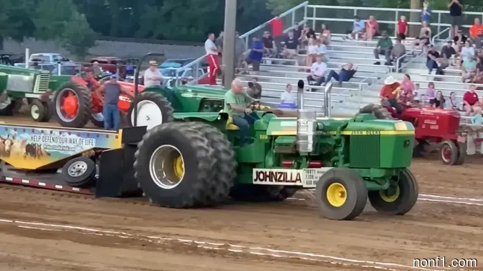 Трактор John Deere с двигателем V16 Detroit Diesel для буксировки барж — это машина для буксировки снегоходов.