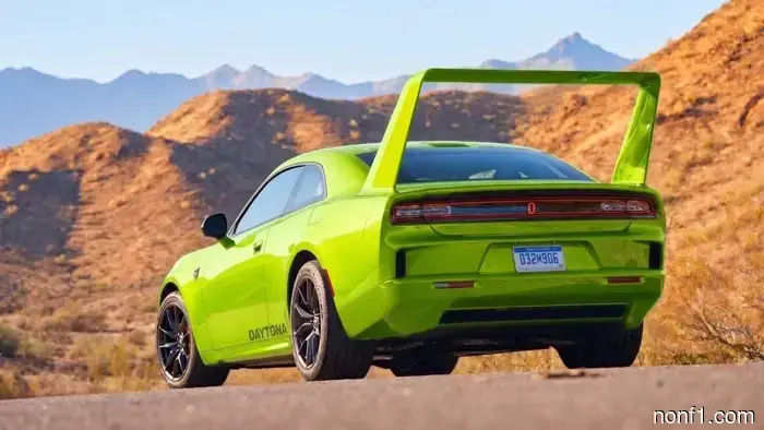 El nuevo Dodge Charger SRT tiene un alerón sacado directamente de la era Superbird y parece listo para volar.